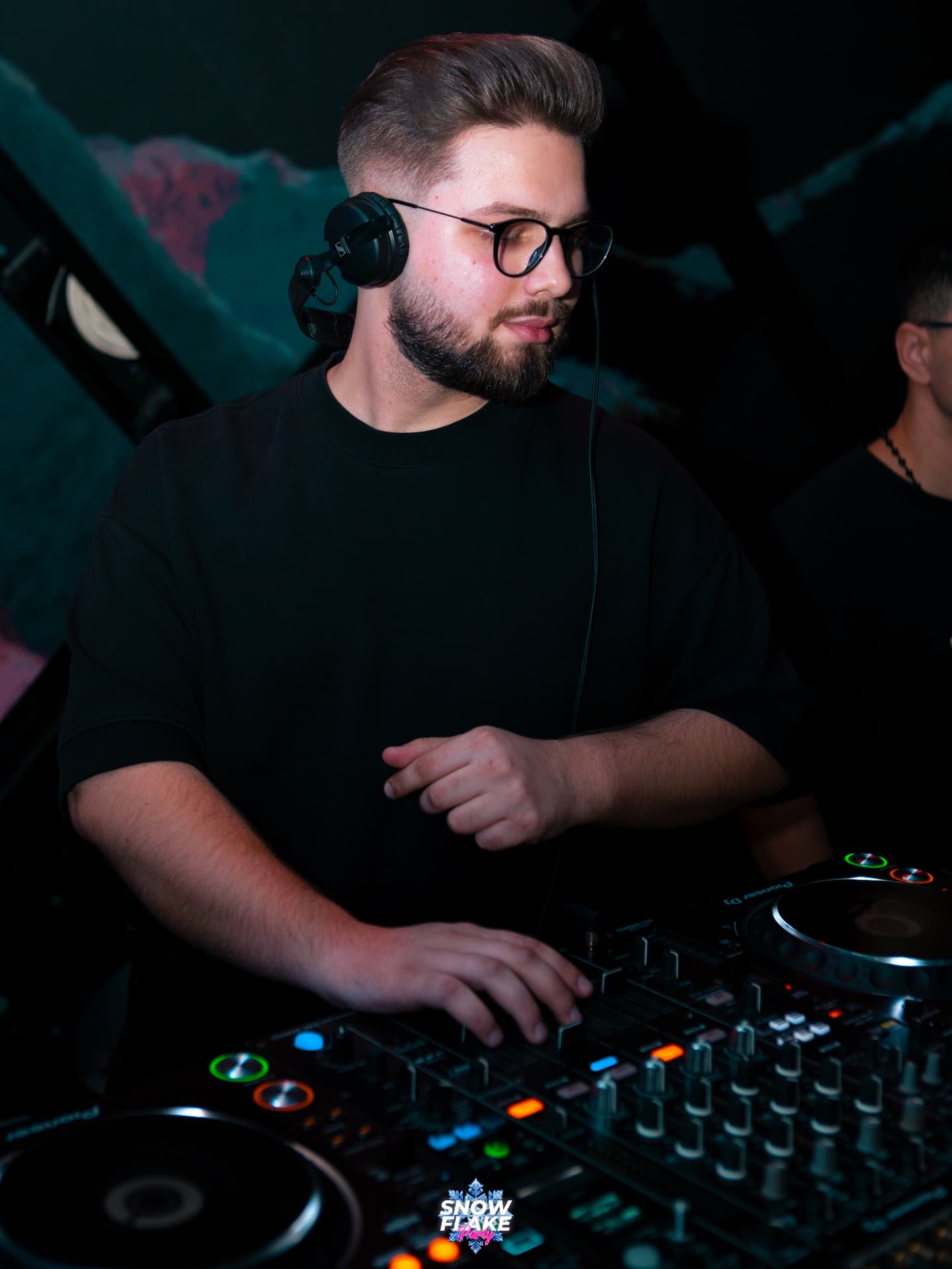 Snowflake Iași — DJ la consolă în timpul petrecerii